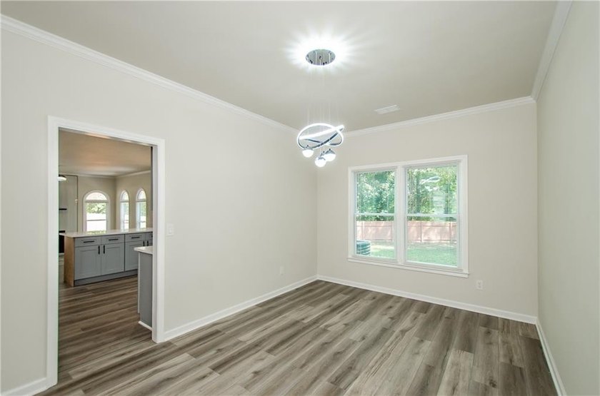 Beautifully Renovated 5 Bedroom 3.5 Bath Brick Front Home In The - photo 11