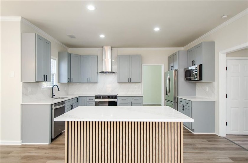 Beautifully Renovated 5 Bedroom 3.5 Bath Brick Front Home In The - photo 14
