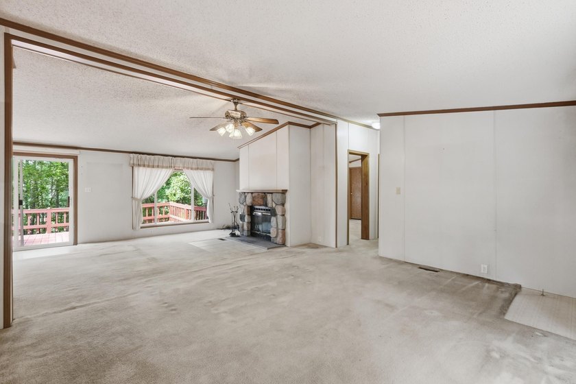 Bring your vision to this Greers Ferry Lake home on the - photo 16