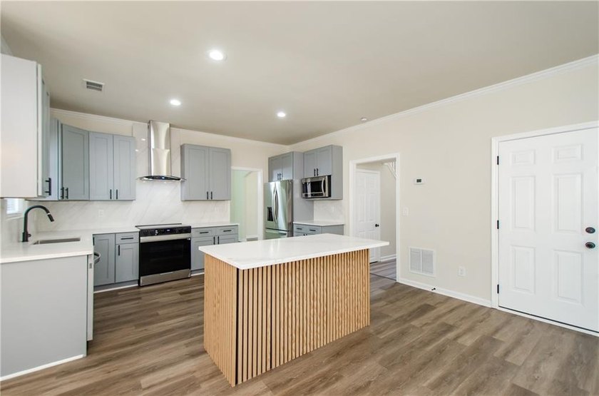 Beautifully Renovated 5 Bedroom 3.5 Bath Brick Front Home In The - photo 16
