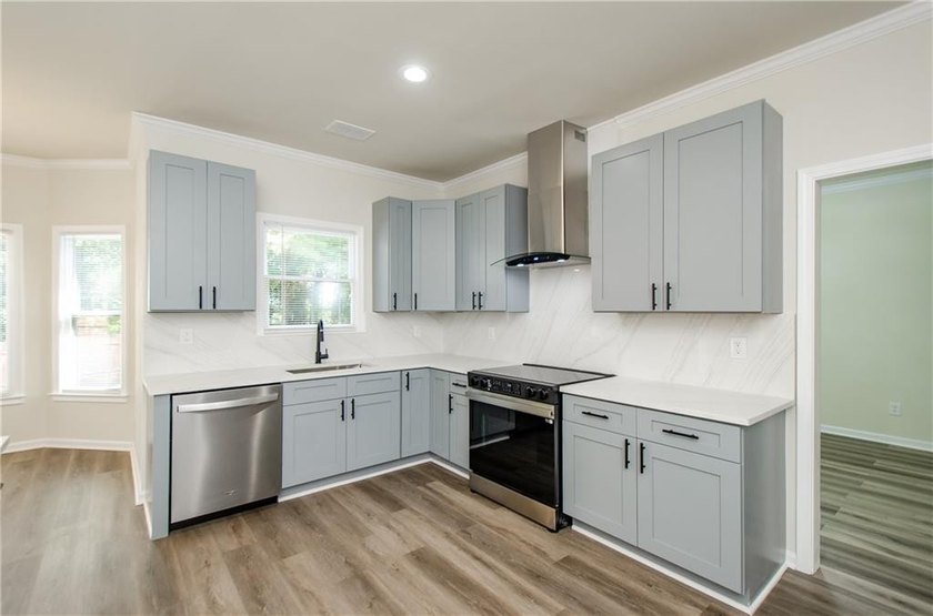 Beautifully Renovated 5 Bedroom 3.5 Bath Brick Front Home In The - photo 17