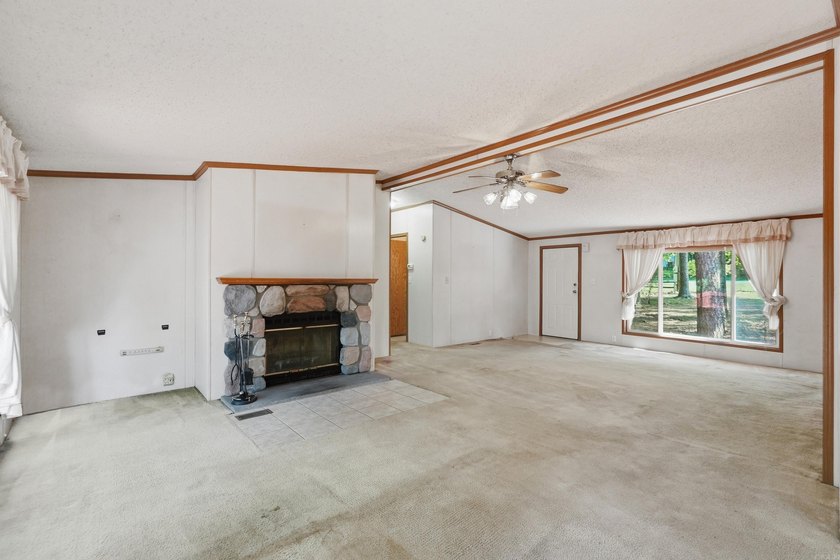 Bring your vision to this Greers Ferry Lake home on the - photo 18