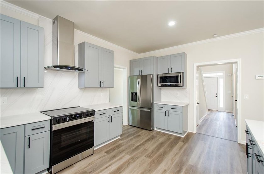 Beautifully Renovated 5 Bedroom 3.5 Bath Brick Front Home In The - photo 18