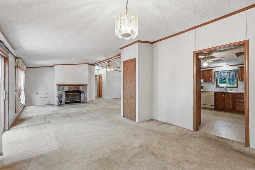 Bring your vision to this Greers Ferry Lake home on the - photo 19