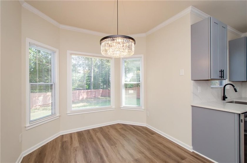 Beautifully Renovated 5 Bedroom 3.5 Bath Brick Front Home In The - photo 20