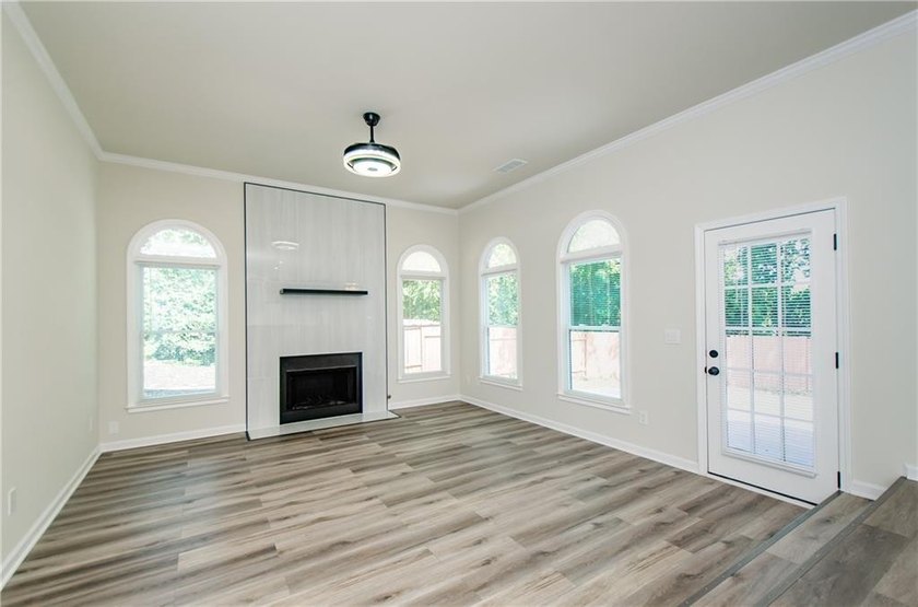 Beautifully Renovated 5 Bedroom 3.5 Bath Brick Front Home In The - photo 21