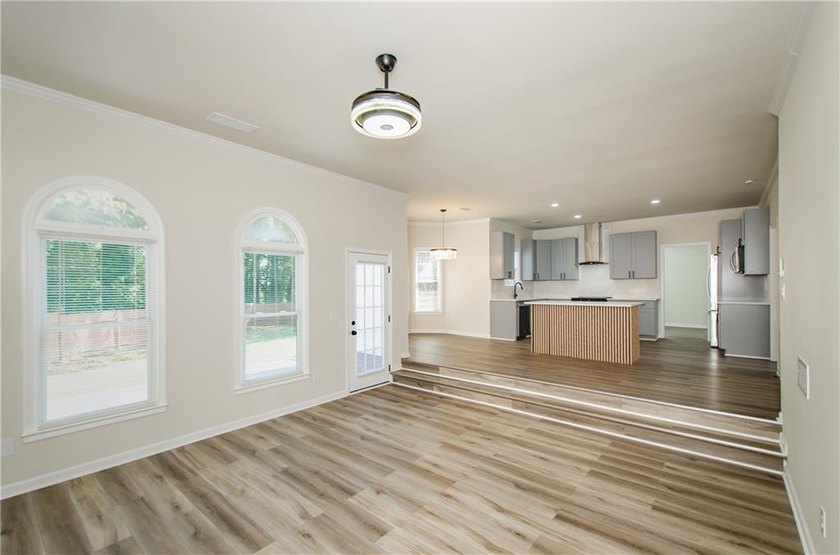 Beautifully Renovated 5 Bedroom 3.5 Bath Brick Front Home In The - photo 22