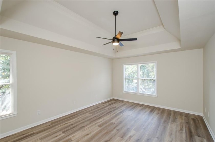 Beautifully Renovated 5 Bedroom 3.5 Bath Brick Front Home In The - photo 25