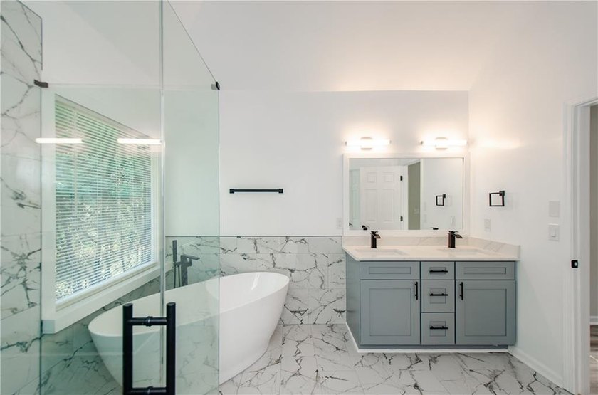 Beautifully Renovated 5 Bedroom 3.5 Bath Brick Front Home In The - photo 28