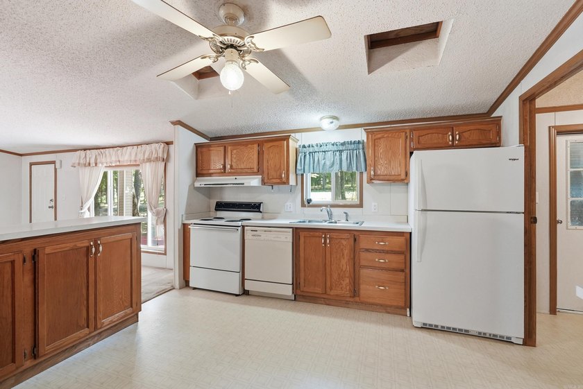 Bring your vision to this Greers Ferry Lake home on the - photo 30