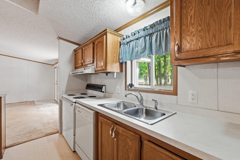 Bring your vision to this Greers Ferry Lake home on the - photo 31