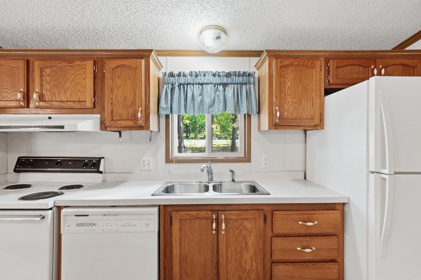 Bring your vision to this Greers Ferry Lake home on the - photo 32
