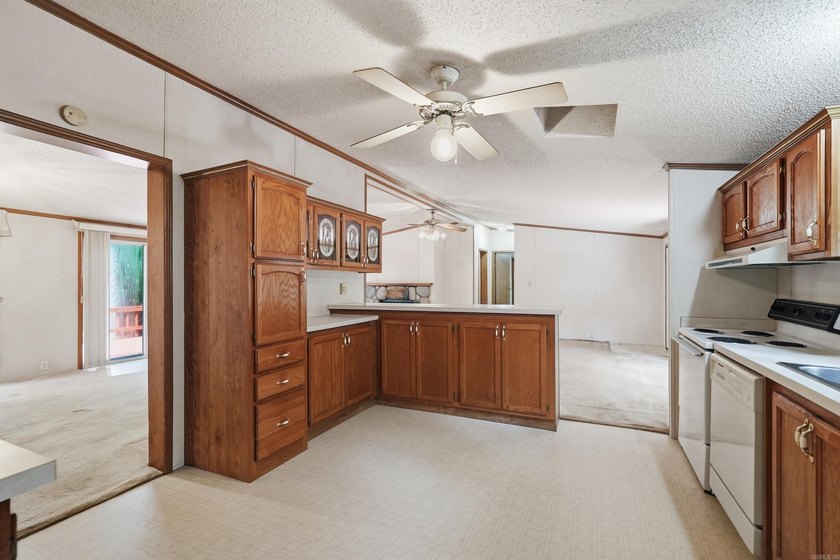 Bring your vision to this Greers Ferry Lake home on the - photo 33