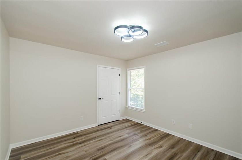 Beautifully Renovated 5 Bedroom 3.5 Bath Brick Front Home In The - photo 33