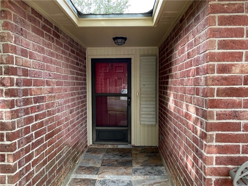 Beautifully &amp; totally redone &amp; updated. Front entrance &amp; walkway - photo 4