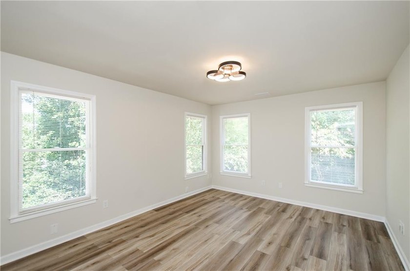 Beautifully Renovated 5 Bedroom 3.5 Bath Brick Front Home In The - photo 35