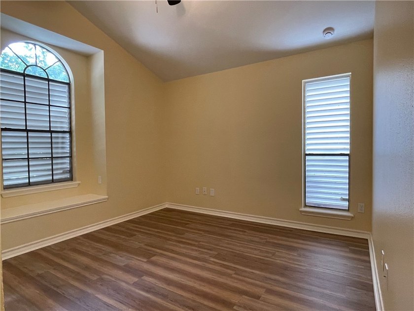 Beautifully &amp; totally redone &amp; updated. Front entrance &amp; walkway - photo 7