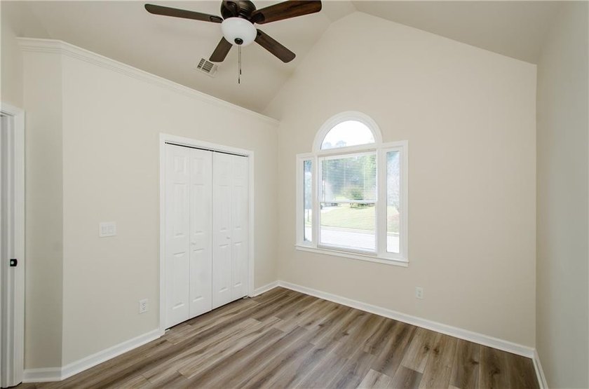 Beautifully Renovated 5 Bedroom 3.5 Bath Brick Front Home In The - photo 37