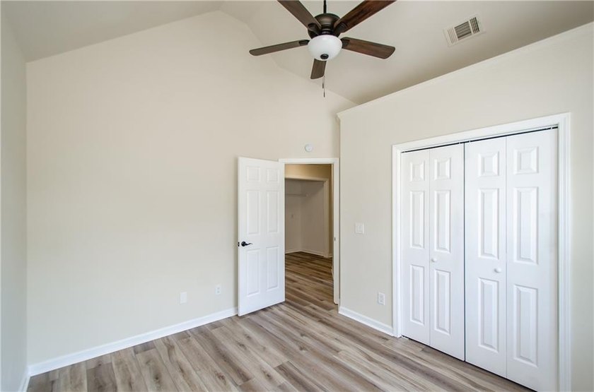 Beautifully Renovated 5 Bedroom 3.5 Bath Brick Front Home In The - photo 38