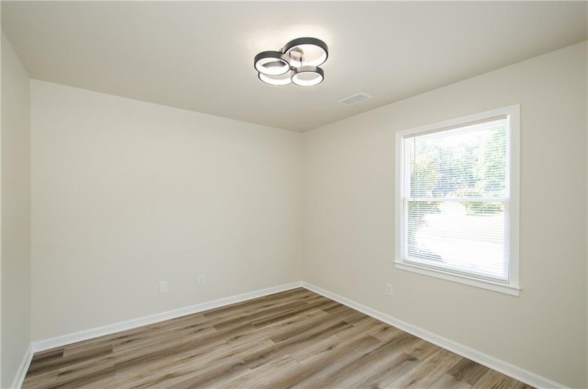 Beautifully Renovated 5 Bedroom 3.5 Bath Brick Front Home In The - photo 39