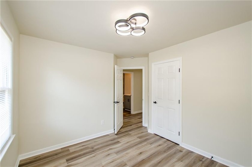 Beautifully Renovated 5 Bedroom 3.5 Bath Brick Front Home In The - photo 40