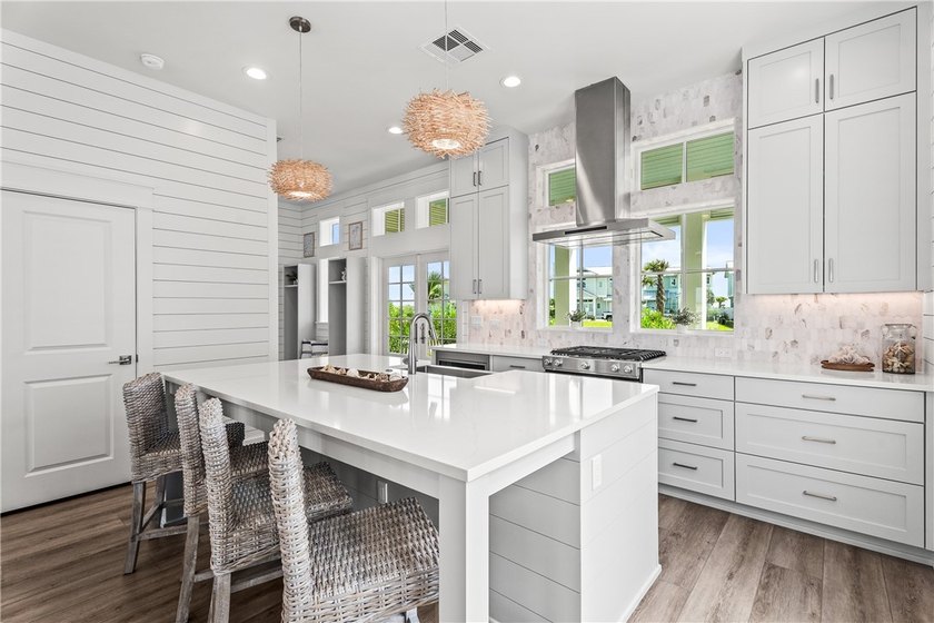 Move right into this beautifully furnished new construction home - photo 6