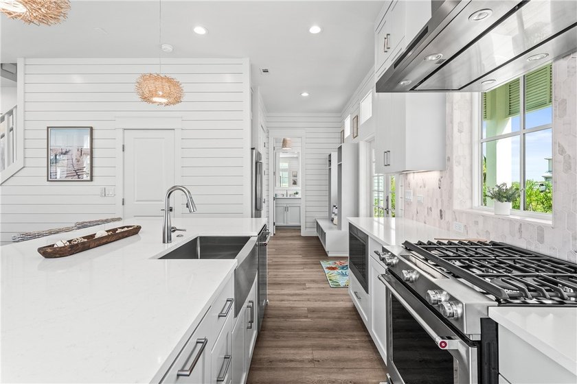 Move right into this beautifully furnished new construction home - photo 7