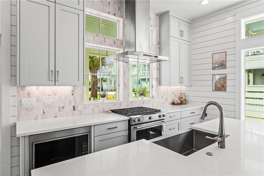 Move right into this beautifully furnished new construction home - photo 8