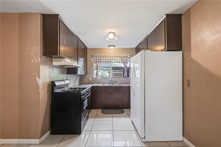 Priced to sell! Welcome to 11711 Mallard in the highly - photo 9