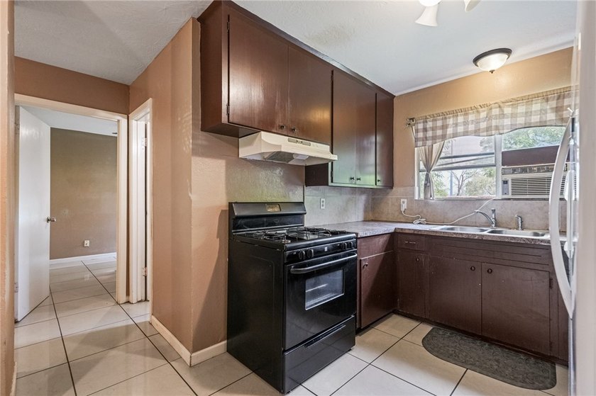 Priced to sell! Welcome to 11711 Mallard in the highly - photo 10
