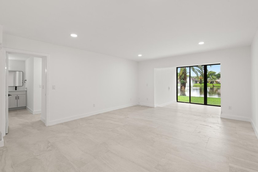 Stunning renovated downstairs 2/2 condo overlooking a beautiful - photo 11