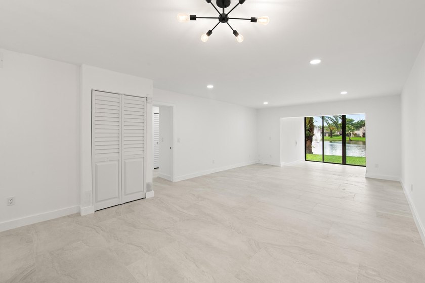 Stunning renovated downstairs 2/2 condo overlooking a beautiful - photo 12