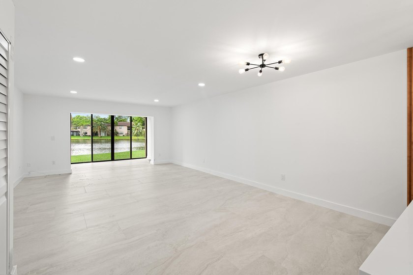 Stunning renovated downstairs 2/2 condo overlooking a beautiful - photo 13