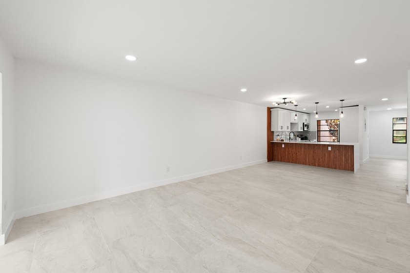 Stunning renovated downstairs 2/2 condo overlooking a beautiful - photo 16