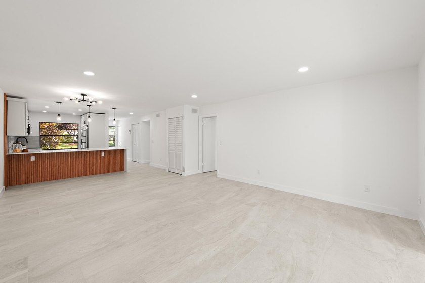 Stunning renovated downstairs 2/2 condo overlooking a beautiful - photo 17