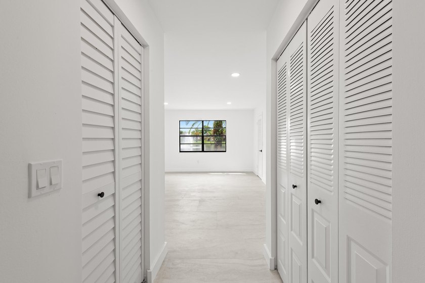 Stunning renovated downstairs 2/2 condo overlooking a beautiful - photo 19