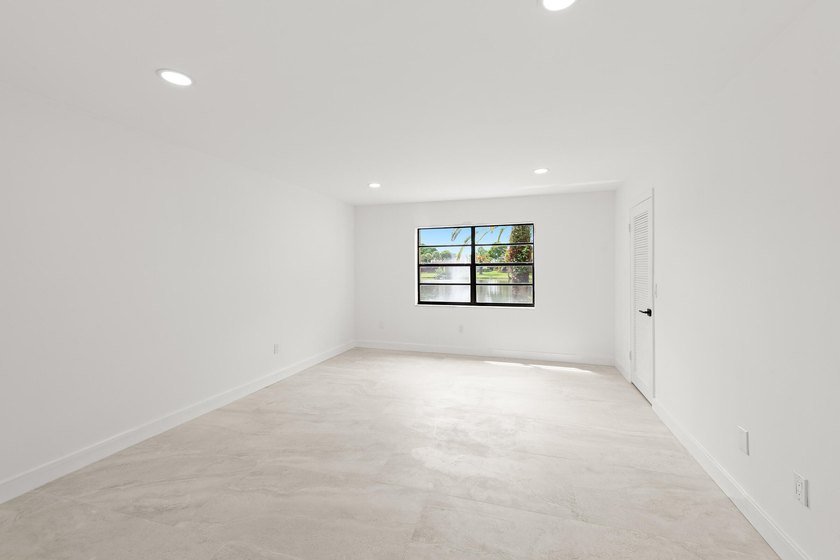 Stunning renovated downstairs 2/2 condo overlooking a beautiful - photo 20