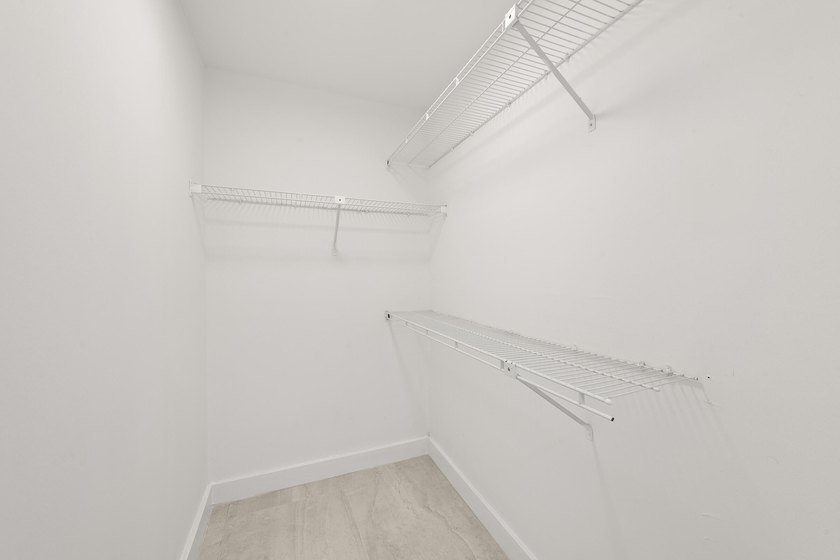 Stunning renovated downstairs 2/2 condo overlooking a beautiful - photo 22