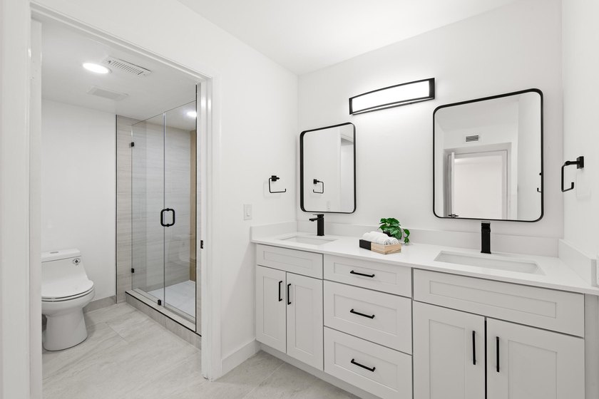 Stunning renovated downstairs 2/2 condo overlooking a beautiful - photo 23