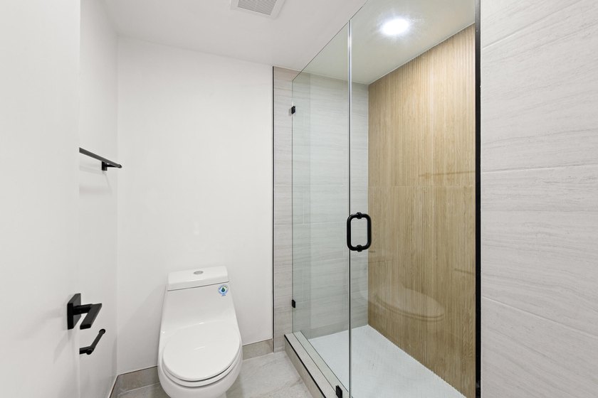Stunning renovated downstairs 2/2 condo overlooking a beautiful - photo 26