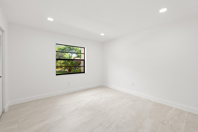 Stunning renovated downstairs 2/2 condo overlooking a beautiful - photo 28