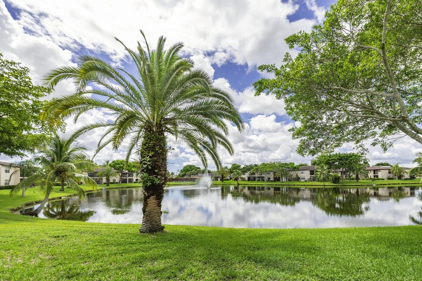 Stunning renovated downstairs 2/2 condo overlooking a beautiful - photo 33