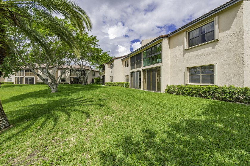 Stunning renovated downstairs 2/2 condo overlooking a beautiful - photo 36