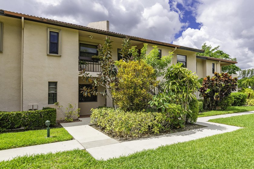 Stunning renovated downstairs 2/2 condo overlooking a beautiful - photo 38