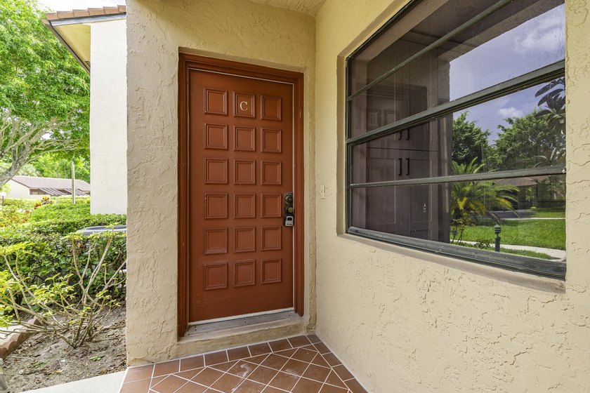 Stunning renovated downstairs 2/2 condo overlooking a beautiful - photo 39