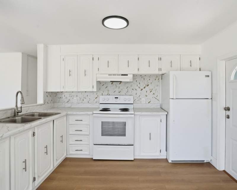 This 1200 square feet, 2.0 bed 2.0 bath located in the - photo 5
