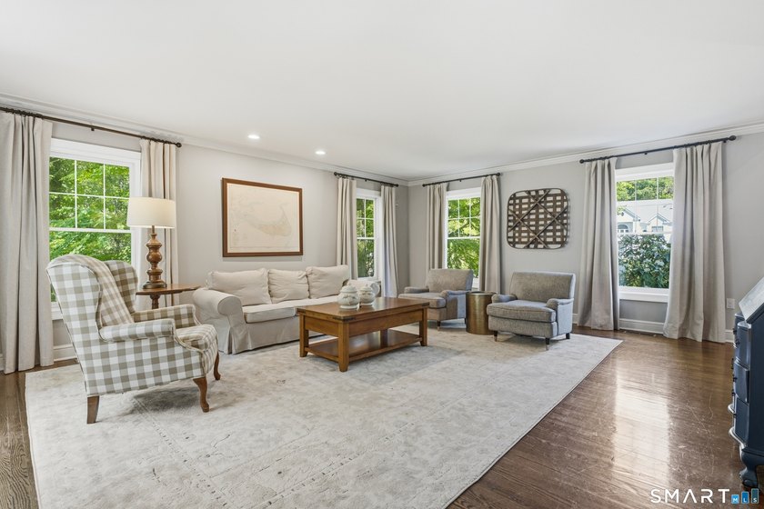 Beautifully sited on a fabulous private lot in the highly - photo 4