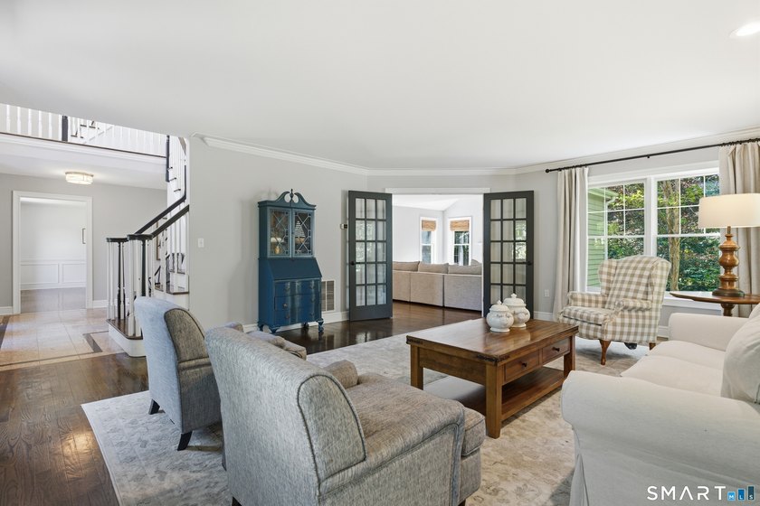 Beautifully sited on a fabulous private lot in the highly - photo 5