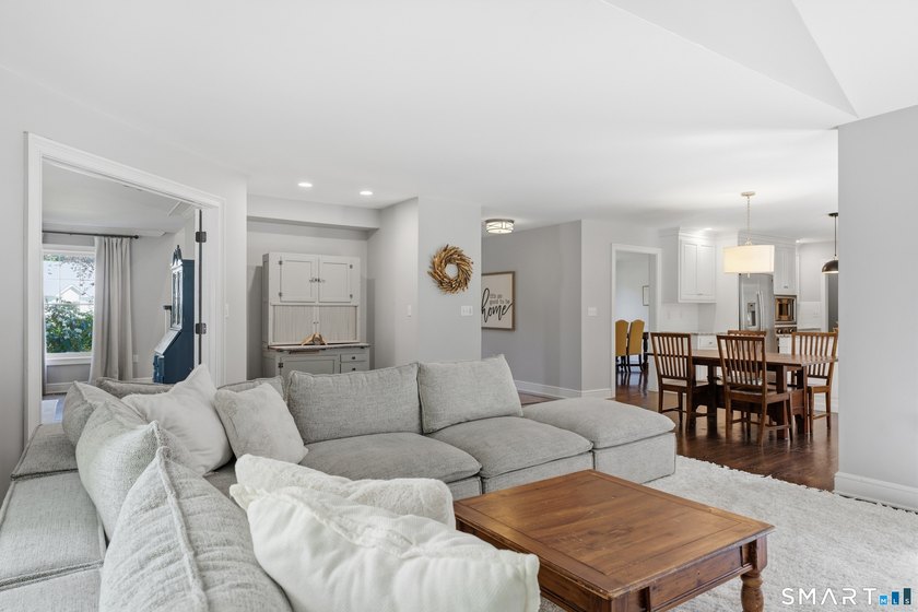 Beautifully sited on a fabulous private lot in the highly - photo 9