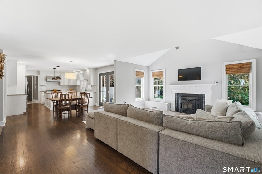 Beautifully sited on a fabulous private lot in the highly - photo 10